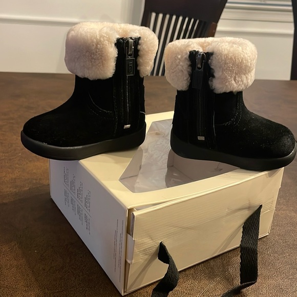 Uggs black boots 2/3 - Picture 2 of 4